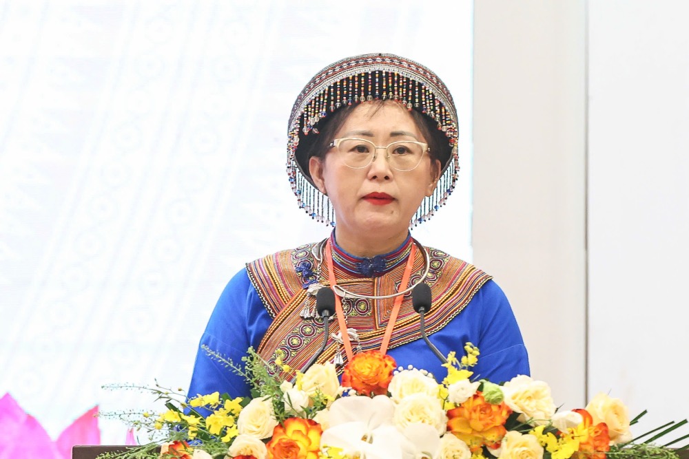 La diputada Giang Thi Dung - Miembro del Comite Central del Frente de la Patria de Vietnam Vicesecretaria del Comite Provincial del Partido el Presidente del Comite del Frente de la Patria de Vietnam de la provincia de Lao Cai - hablo en la conferencia. Foto: Quang Vinh