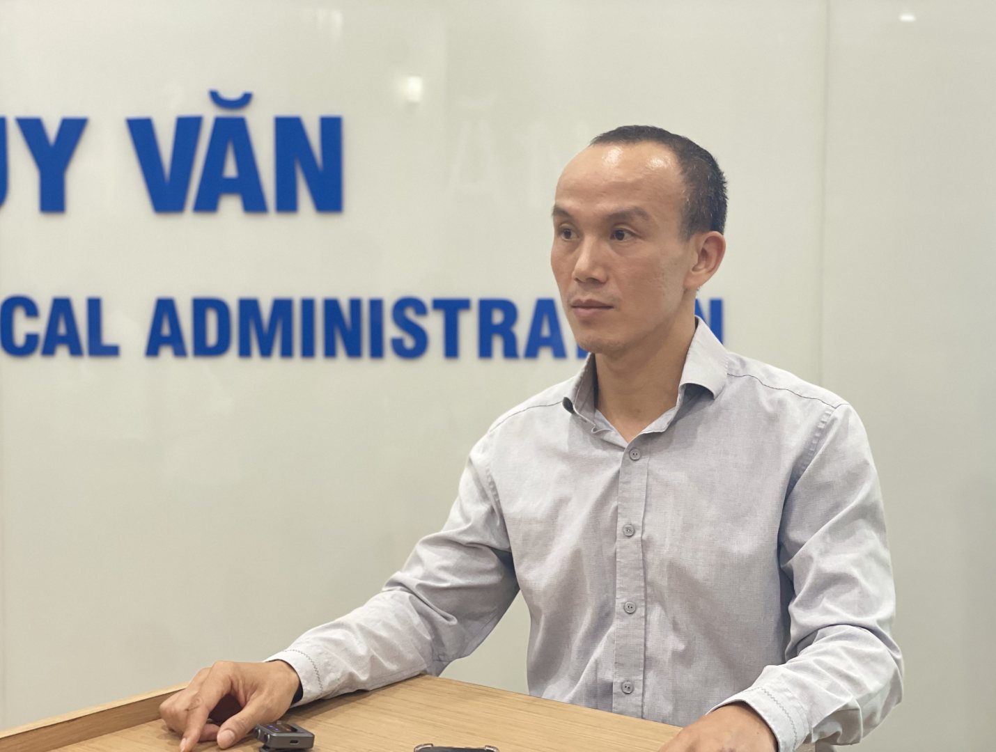 Ong Hoang Phuc Lam cung cap thong tin ve con bao so 5. Anh: An An