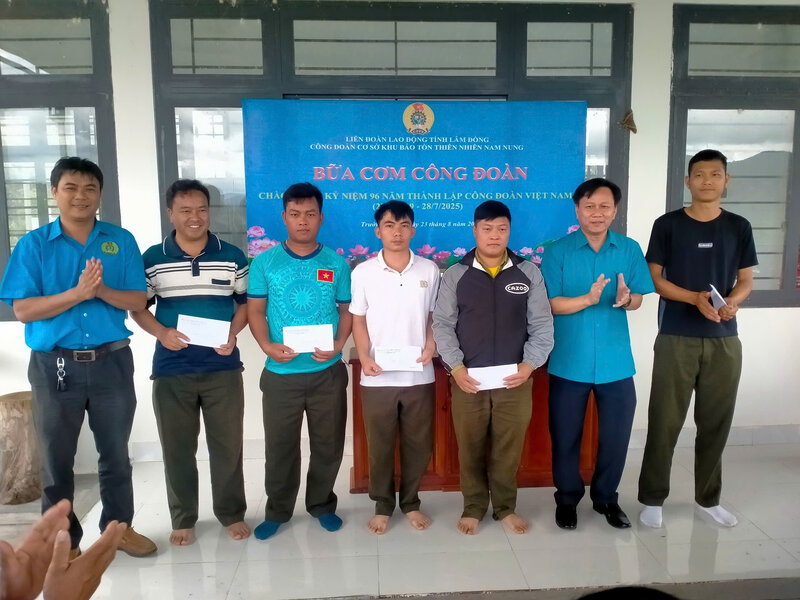 판탄타이 람동성 노동총연맹 부위원장(오른쪽에서 두 번째)이 106 노동조합 식사에 참석하여 어려운 상황에 처한 조합원과 노동자에게 지원금을 전달했습니다. 사진: 반훙