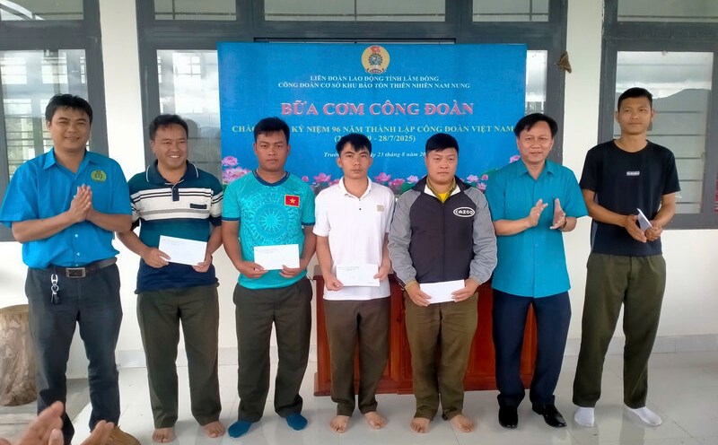 Mr. Phan Thanh Thai - Vice President of Lam Dong Provincial Labor Federation (second from right) attended the "Union Meal" and presented support to union members and workers in difficult circumstances. Photo: Van Hung