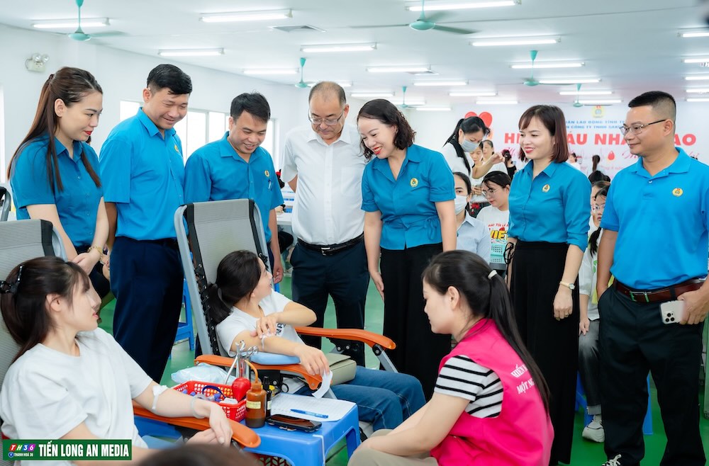성 노동총연맹 지도부와 사쿠라이 베트남 유한회사 지도부가 헌혈에 참여하는 노동자들을 격려하고 있습니다. 사진: 탄호아 노동조합