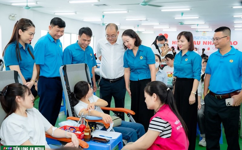 Leaders of the Provincial Federation of Labor and leaders of Sakurai Vietnam Co., Ltd. visited and encouraged workers to participate in blood donation. Photo: Thanh Hoa Trade Union