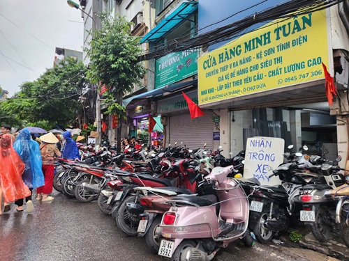 Mot so nguoi dan tai khu vuc O Cho Dua lan chiem via he, long duong de trong giu xe. Anh: Minh Hanh