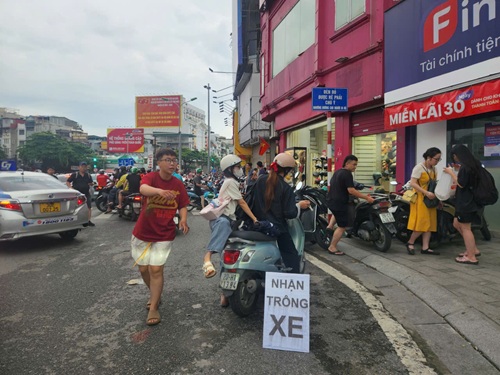 50.000d/xe may nhieu nguoi boi thu. Anh: Minh Hanh