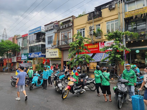 Nhieu xe om tap trung tai dau duong De La Thanh de don khach. Anh: Minh Hanh
