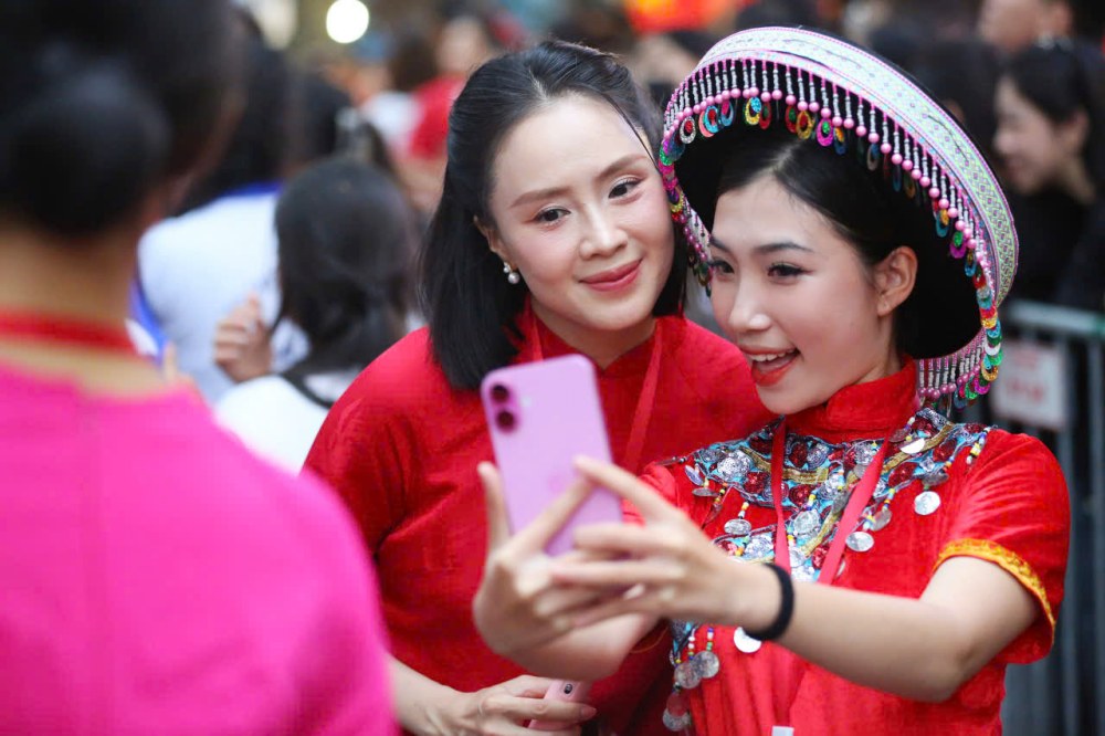 Dien vien Hong Diem chup anh cung khan gia. Anh: Huyen Chi