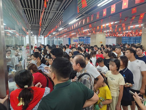 About 140,000 visitors took the urban railway to watch the parade. Photo: Minh Hanh