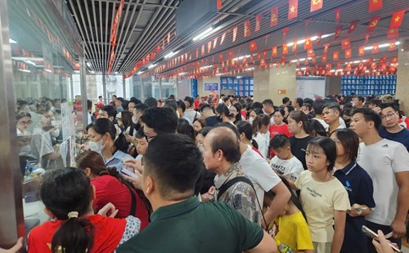 About 140,000 visitors took the urban railway to watch the parade. Photo: Minh Hanh