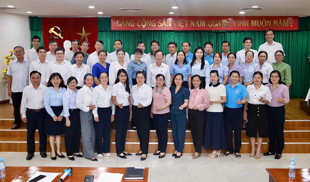 회의 후 기념 사진을 찍는 참석 공무원들. 사진: Tay Ninh 사회 보험