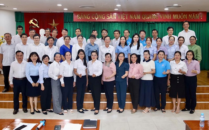 Officials attended the souvenir photos after the conference. Photo: Tay Ninh Social Insurance