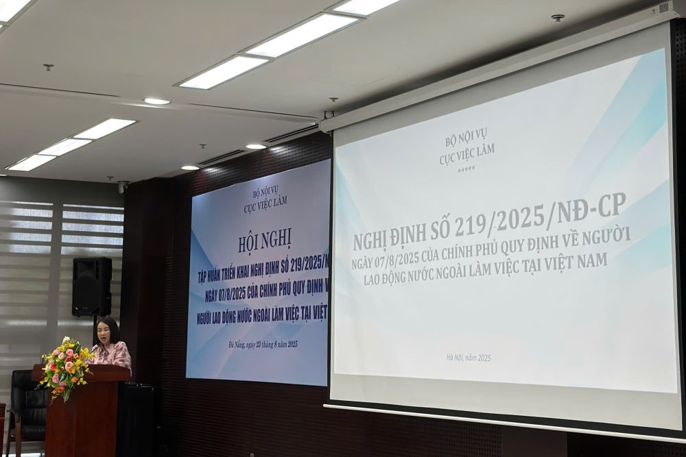 Hoi nghi tap huan trien khai Nghi dinh so 219/2025/ND-CP cua Chinh phu quy dinh ve nguoi lao dong nuoc ngoai lam viec tai Viet Nam. Anh: Tran Thi