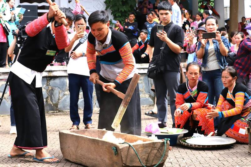 Gia banh day truyen thong la phan thi khong the thieu trong cac Le hoi vung cao. Anh: Truong Son