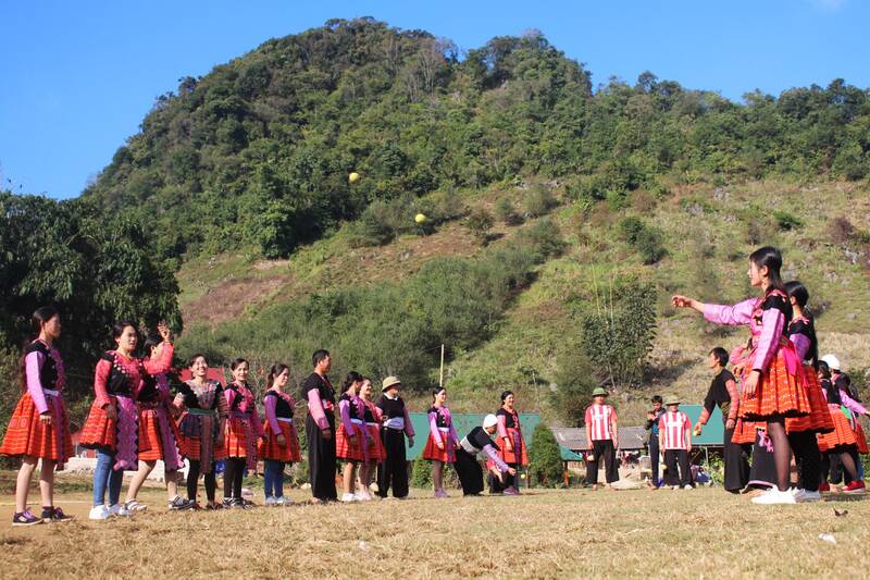 Nam nu to chuc nem pao trong hau het cac le hoi vung cao Son La dip Quoc khanh 2.9. Anh: Truong Son