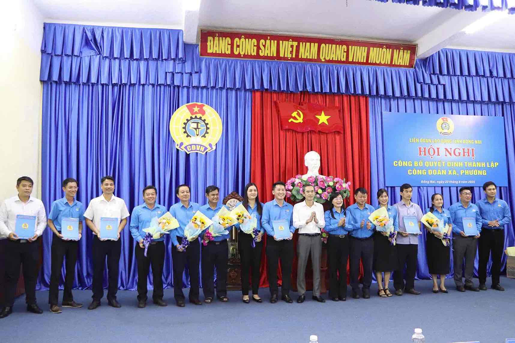 동나이성 노동총연맹은 24개의 코뮌 및 구 노동조합 설립 결정과 집행위원회 직책 임명을 발표하고 수여했습니다. 사진: HAC