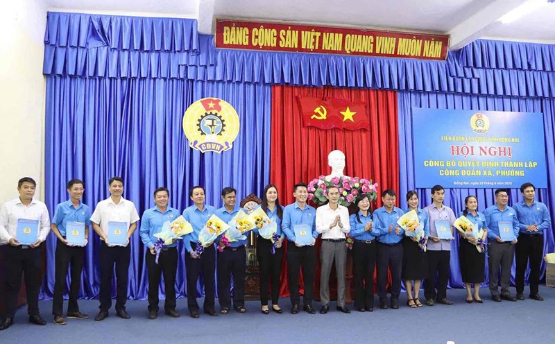 Dong Nai Provincial Labor Federation announced and awarded decisions to establish 24 commune and ward trade unions and appointed positions of the Executive Committee. Photo: HAC