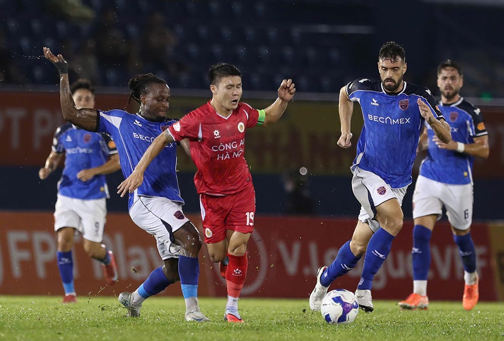 Voi loi the hon nguoi, cau lac bo Cong an Ha Noi de dang co chien thang 3-0 ngay tren san doi phuong.