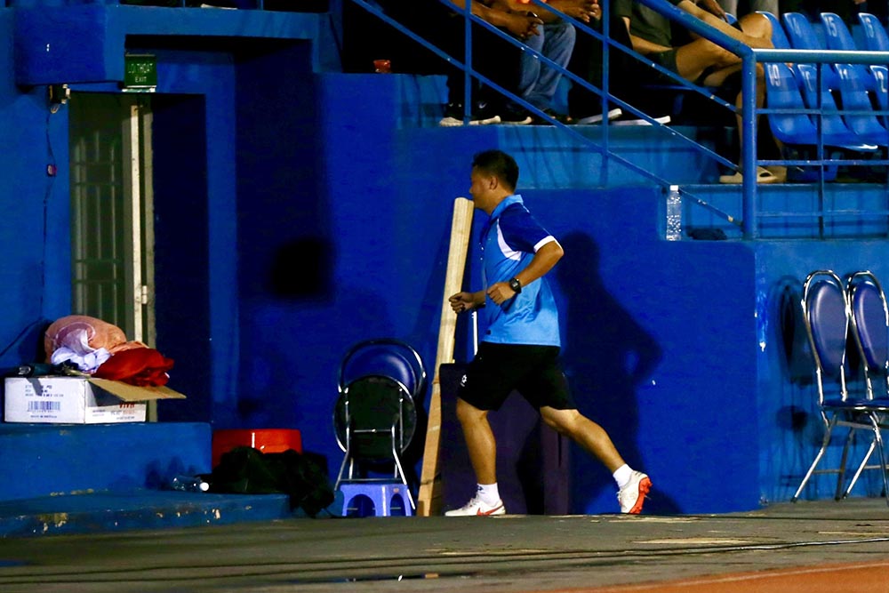 Cong an Ha Noi cu 2 nguoi cho goi ong Luis Viegas nhung deu bat thanh.