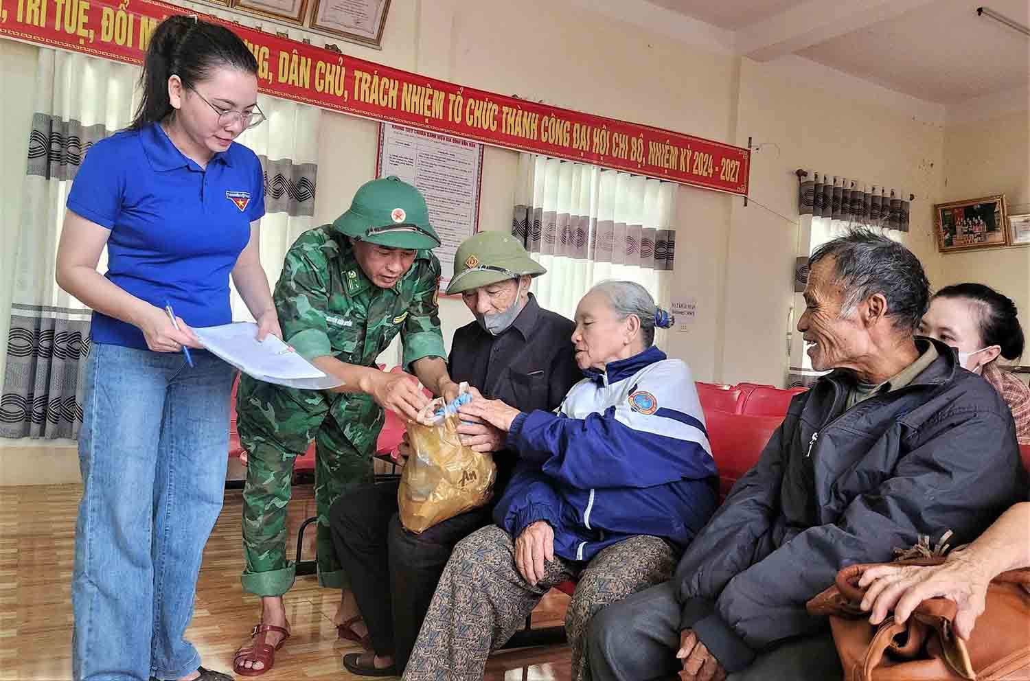 Nearly 10,000 people in Ha Tinh have been evacuated to safety to avoid storm No. 5. Photo: Doan Tuan.