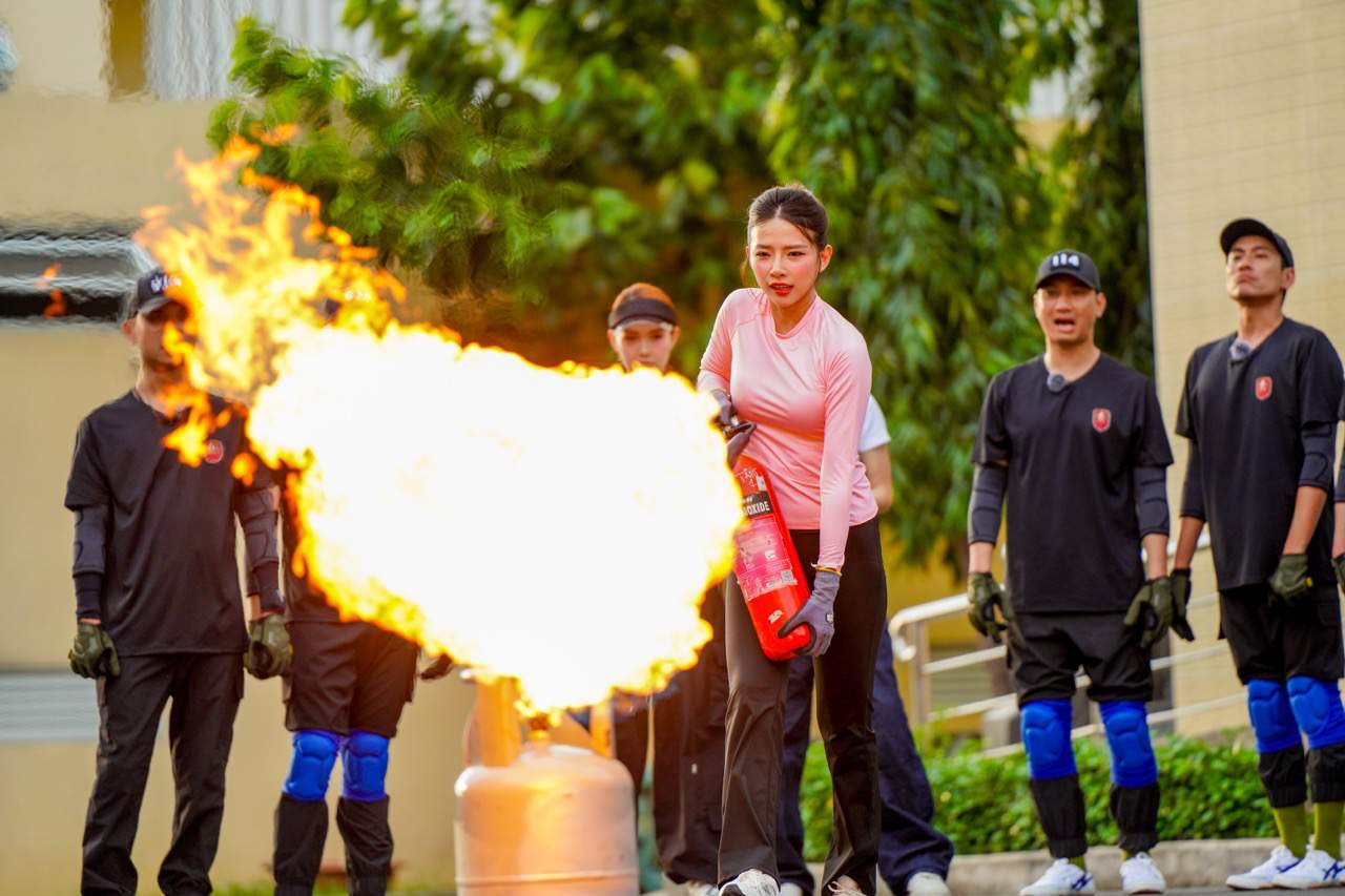 Chien si qua cam chuong trinh dong hanh cac chi dep. Anh: Nha san xuat.