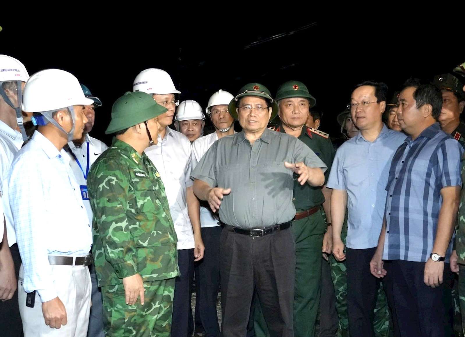 Prime Minister Pham Minh Chinh requested the military to prepare forces on duty. Photo: Pham Bang