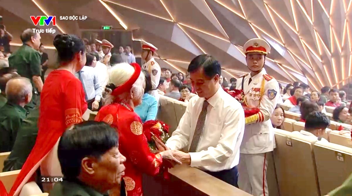 Chu nhiem Uy ban Kiem tra Trung uong Nguyen Duy Ngoc tang hoa va qua