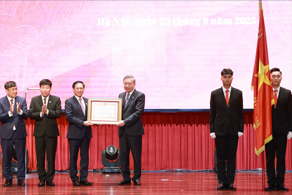General Secretary To Lam presented the First Class Labor Medal to the Ministry of Foreign Affairs. Photo: Hai Nguyen