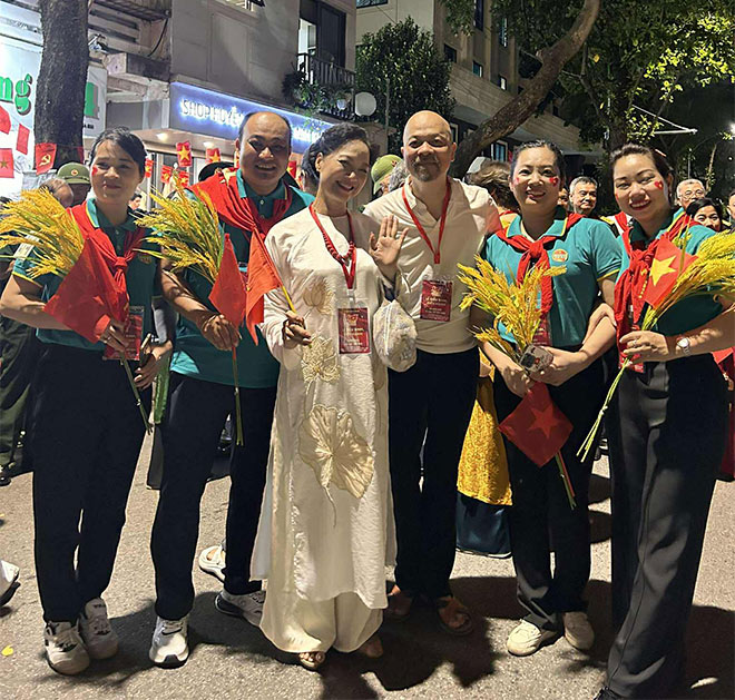 Duc Hung chup hinh ky niem cung NSND Le Khanh va cac nghe si khac. Anh: Nhan vat cung cap