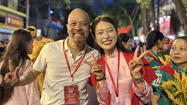 Designer Duc Hung took a photo with MC Khanh Vy at the second parade and parade for the A80 mission. Photo: Character provided