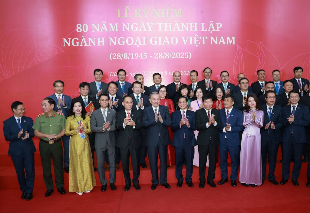 Tong Bi thu To Lam va cac dai bieu chup anh luu niem. Anh: Hai Nguyen
