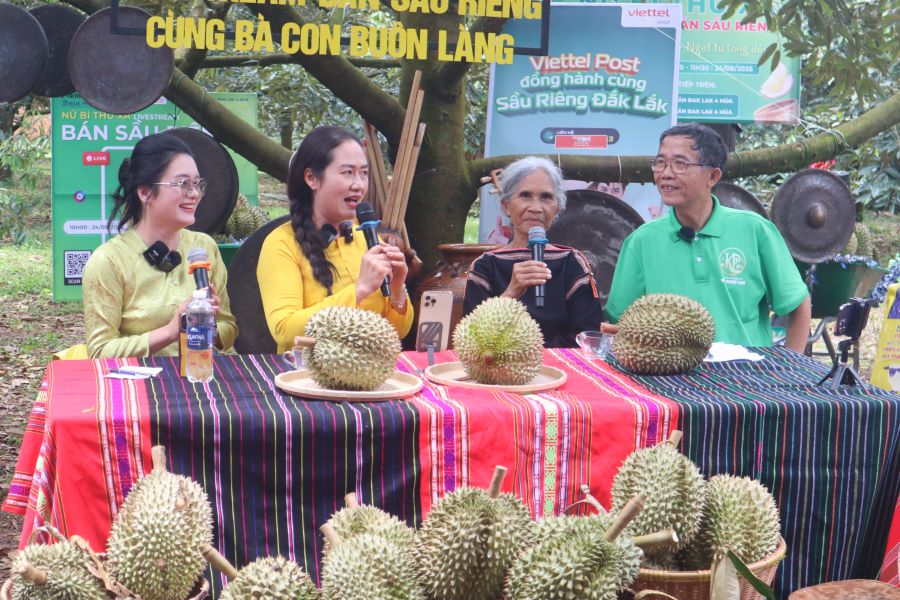 The female commune secretary and farmers livestreamed to introduce and sell durian. Photo: Thanh Quynh