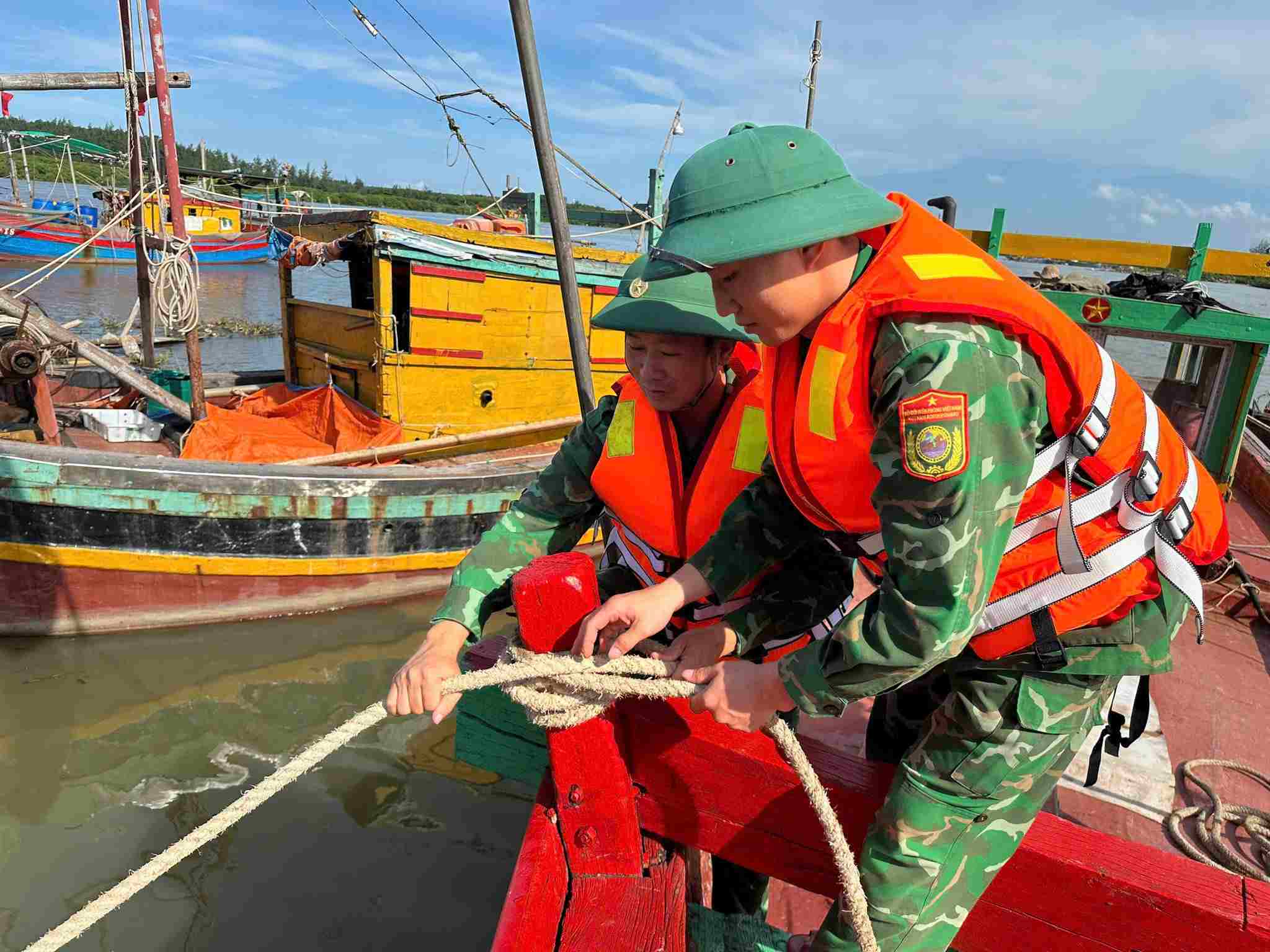 The armed forces of Military Region 4 support Nghe An fishermen to tie their boats to respond to shore No. 5. Photo: Ngoc Anh
