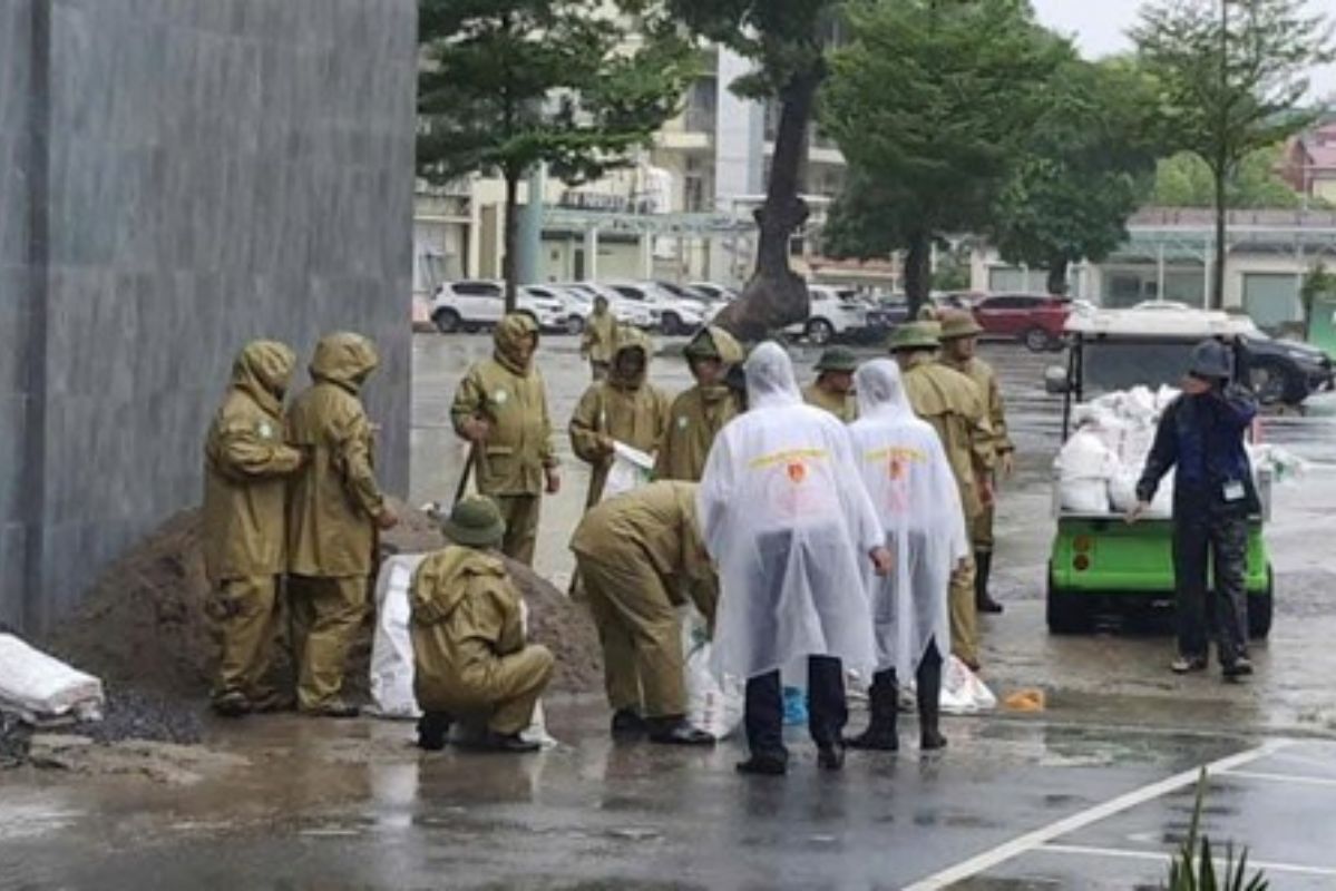 태풍 5호의 영향으로 많은 지방에서 학생들이 안전하게 피신하기 위해 휴교했습니다. 사진: 탄즈엉