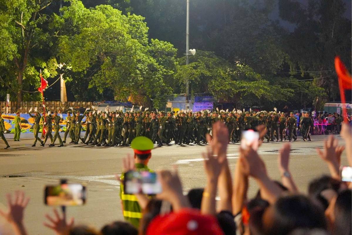 ルートは、Trang Thi、Nguyen Thai Hoc、Kim Ma、Lieu Giai、...写真：Huyen Trangなどのパレードとパレードのトレーニングセッションを見るための黄金の位置と考えられています。