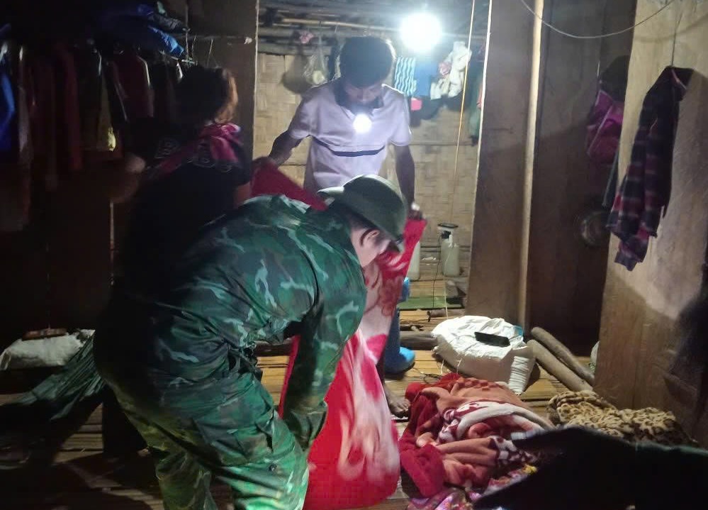 Quang Tri Border Guards evacuated people at night to avoid storm No. 5. Photo: Border Guard