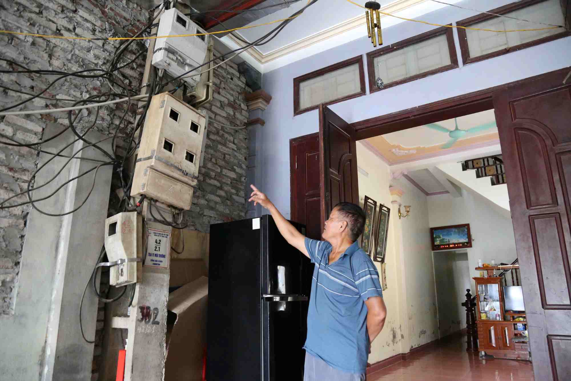 多くの電柱、発電機が現在、住民の住宅に設置されています。写真:Binh Khang