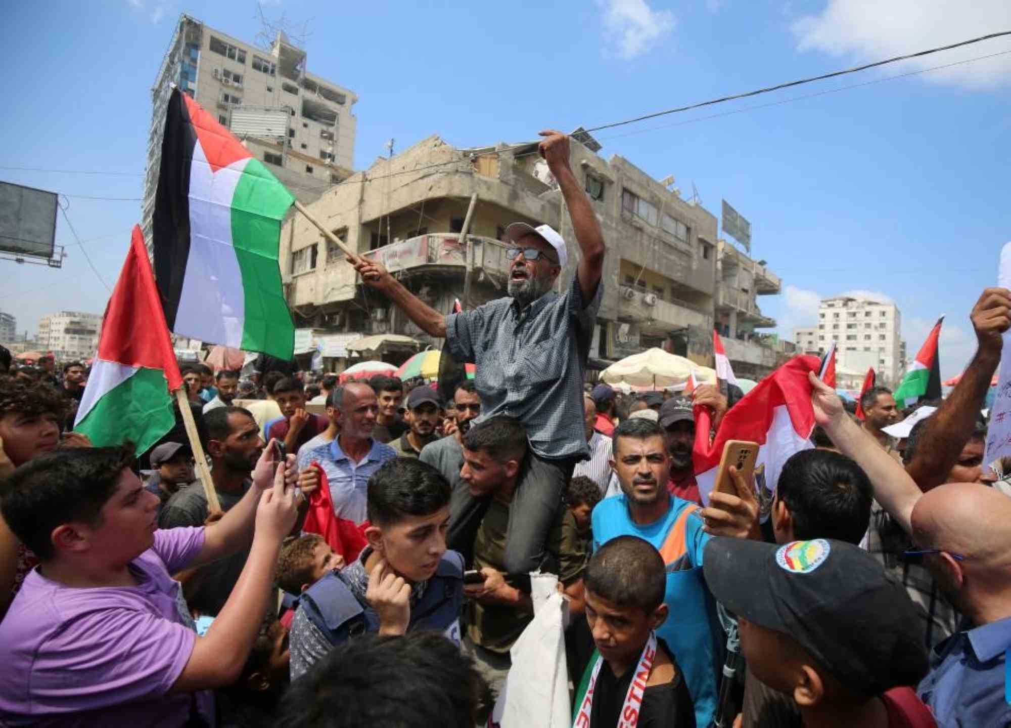 Palestinos participan en una protesta exigiendo el fin del conflicto con Israel y pidiendo proteccion a los civiles en la ciudad de Gaza el 21 de agosto de 2025. Foto: Xinhua