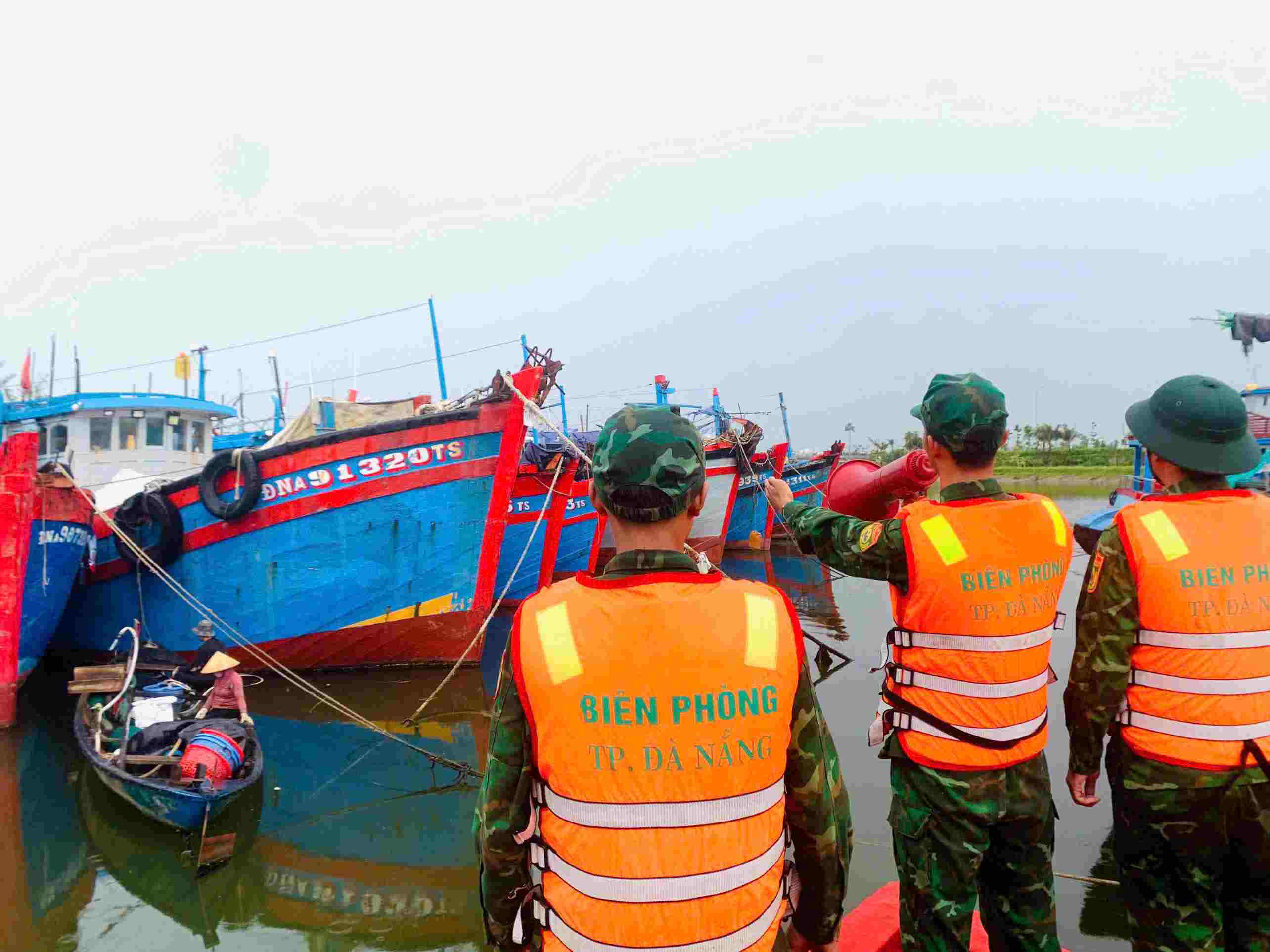 Les gardes-frontieres appellent les pecheurs a ramener les bateaux vers des abris sûrs dans les communes insulaires de Tan Hiep et Cu Lao Cham a Da Nang. Photo : Thanh Huong