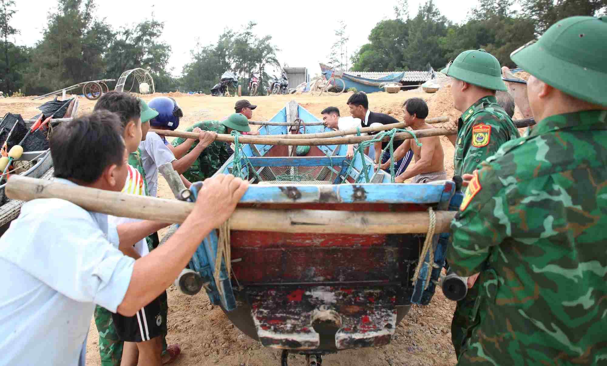 Luc luong vu trang tinh Quang Tri ra quan giup nguoi dan ung pho bao so 5. Anh: Hung Tho