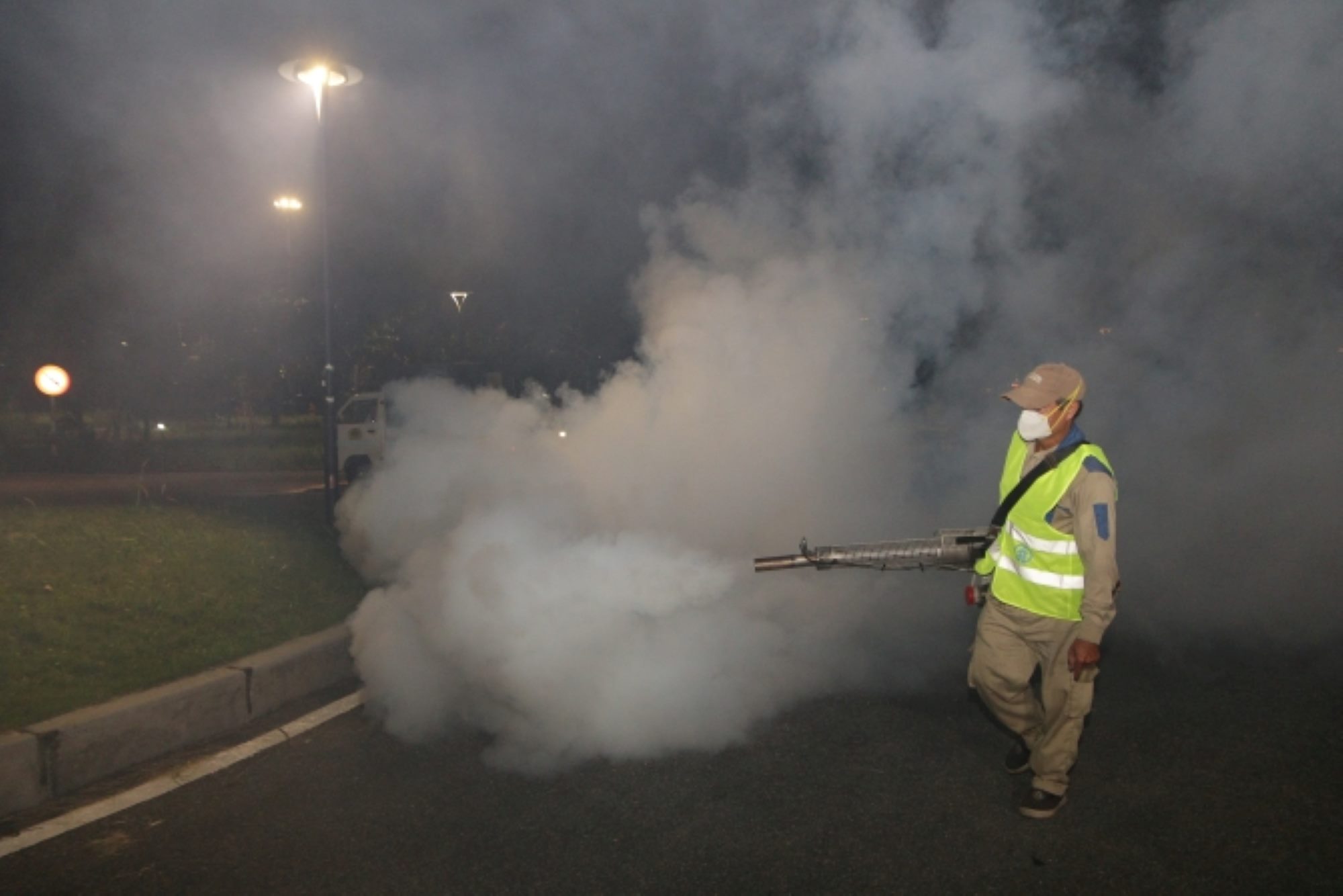 Hanoi CDC coordinated with relevant units to spray disease-prevention chemicals in residential areas. Photo: CDC provided