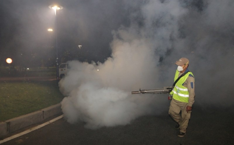 Hanoi CDC coordinated with relevant units to spray disease-prevention chemicals in residential areas. Photo: CDC provided