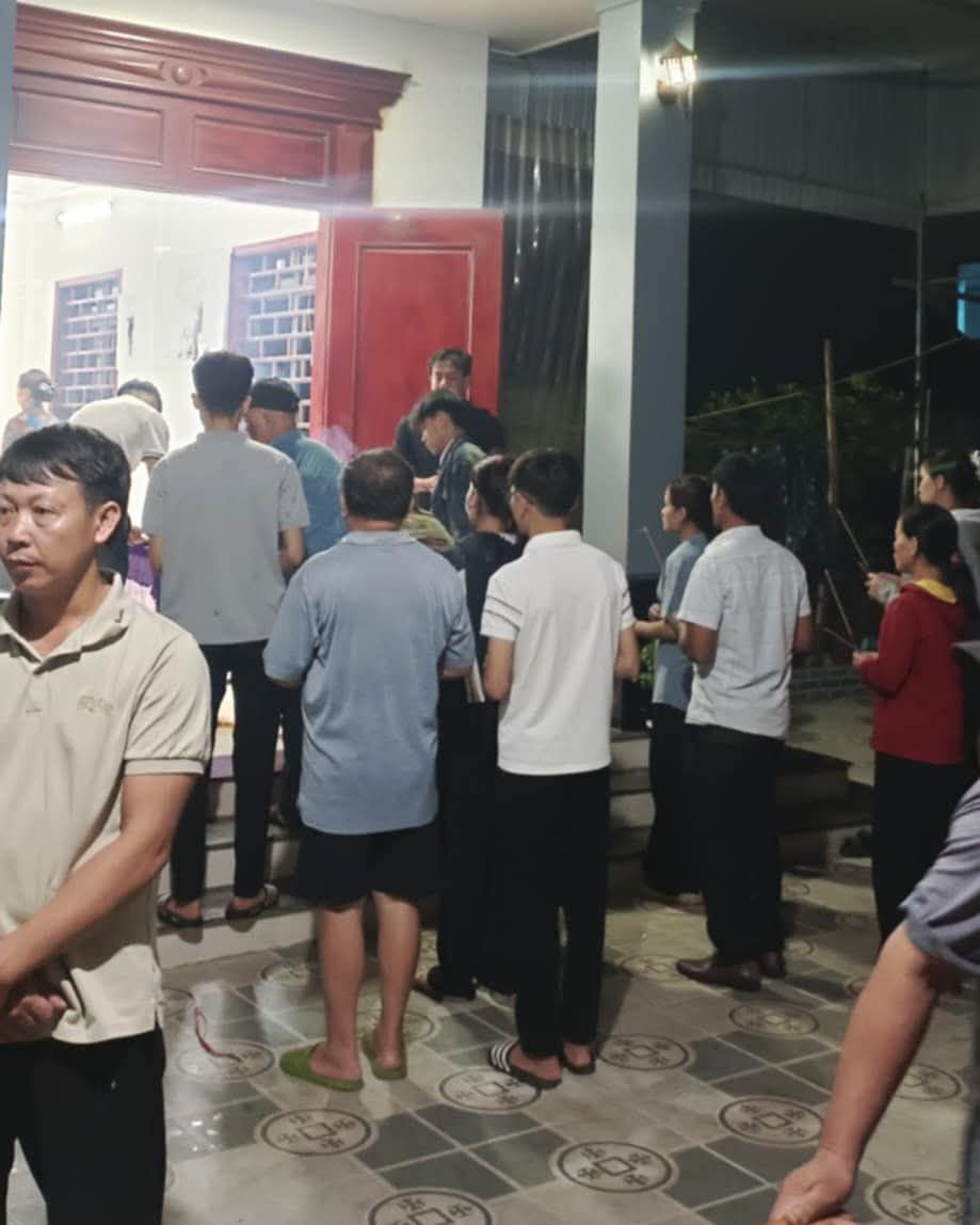 After Mr. S died from electric shock while fighting storm No. 5, local people and his family worried about burial procedures. Photo: Ngoc Anh