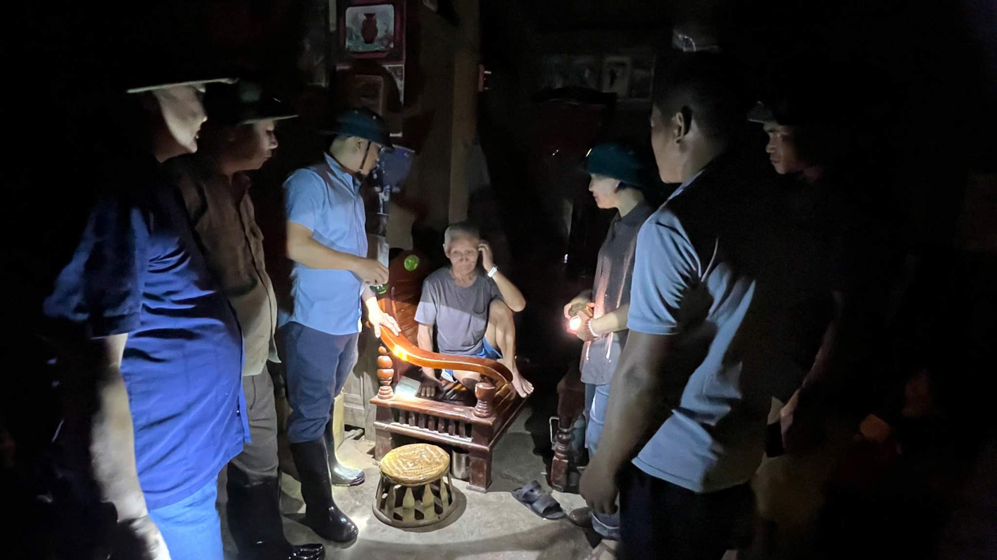 Luc luong chuc nang dua nguoi dan tranh bao ngay trong dem. Anh: Phan Thom