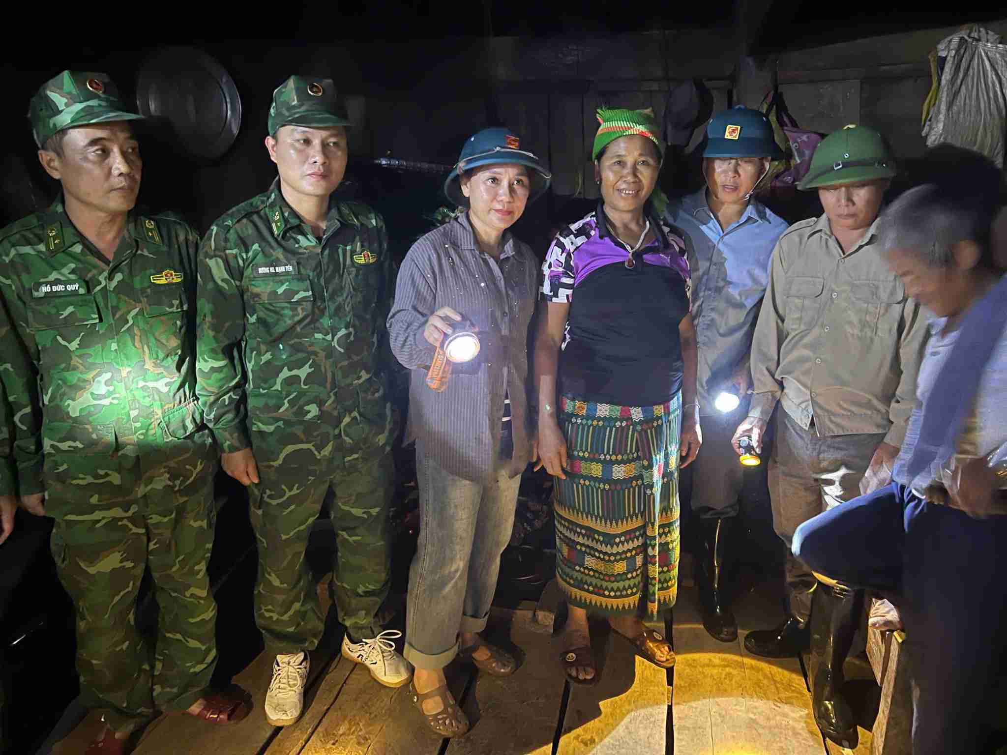 Ms. Vi Thi Quyen, Party Secretary, Chairman of the People's Council of Muong Tap commune and commune officials supported the people of Na Mi village to evacuate urgently. Photo: Phan Thom