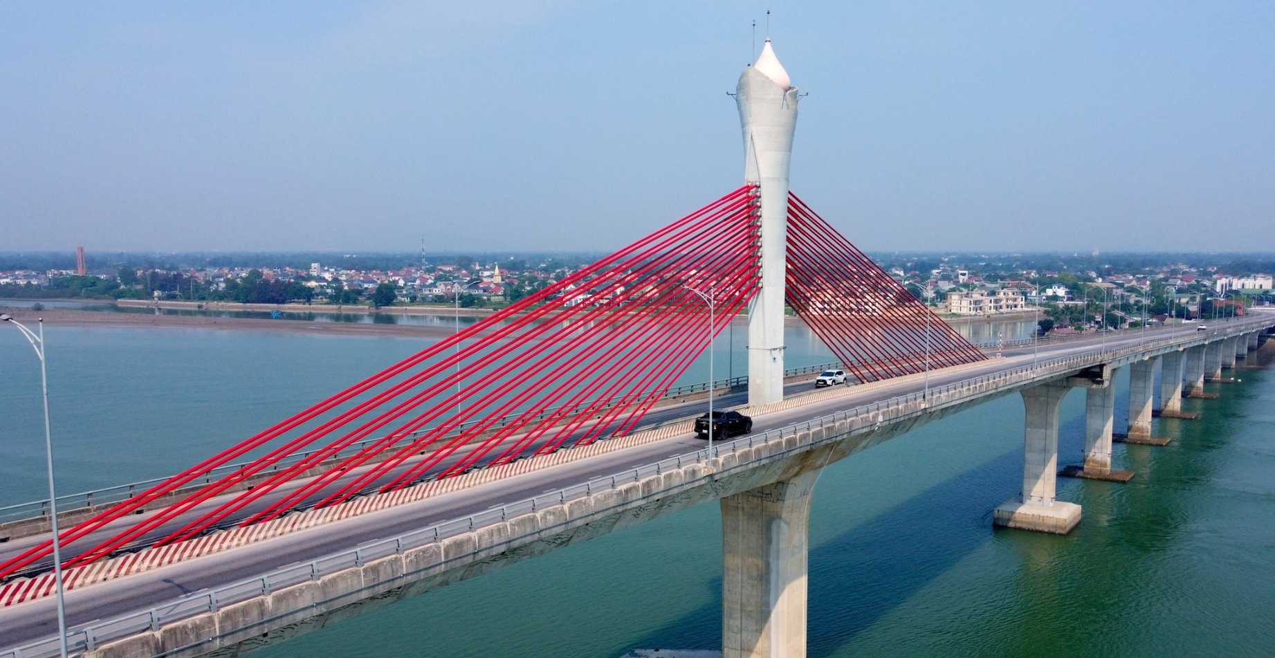 Due to the impact of storm No. 5, the authorities decided to temporarily suspend traffic on Cua Hoi bridge from 6:00 a.m. on August 25. Photo: Ngoc Anh