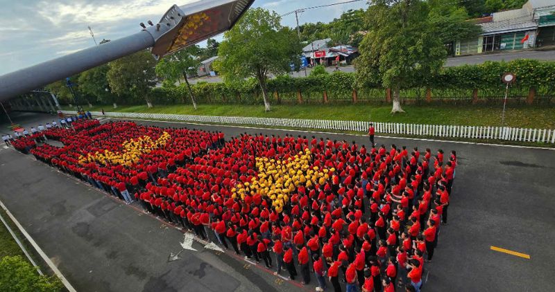 짜빈 Lefaso 노동자들이 국기 게양식과 9월 2일 국경일 기념 퍼레이드에 참여하고 있습니다. 사진: 빈롱성 노동총연맹