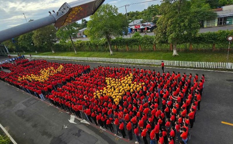 Lefaso Tra Vinh workers participate in the flag-raising ceremony and pose to celebrate National Day on September 2. Photo: Vinh Long Provincial Federation of Labor