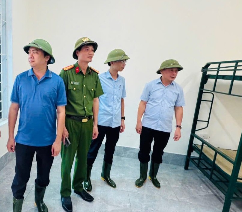 Dong chi Phan Duc Dong - Bi thu Dang uy phuong Truong Vinh kiem tra diem so tan tai tru so UBND xa Hung Hoa (cu). Anh: Hai Yen