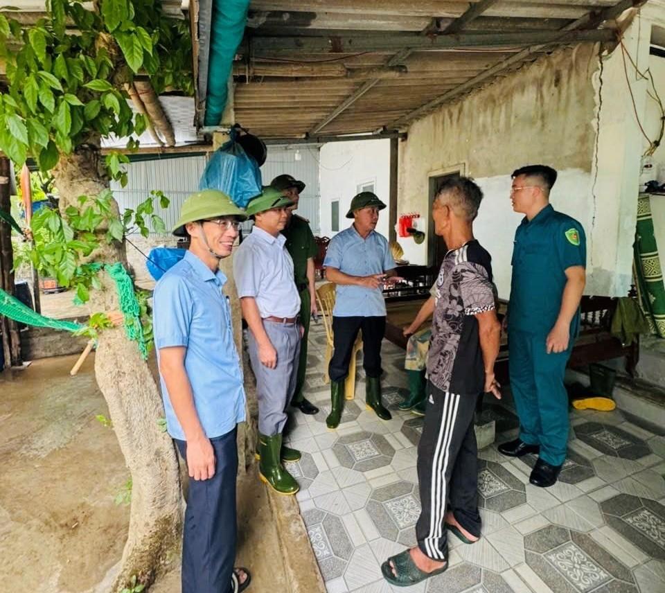 The working group of Truong Vinh ward inspected the weak points of the Ben Thuy 12 apartment building. Photo: Hai Yen