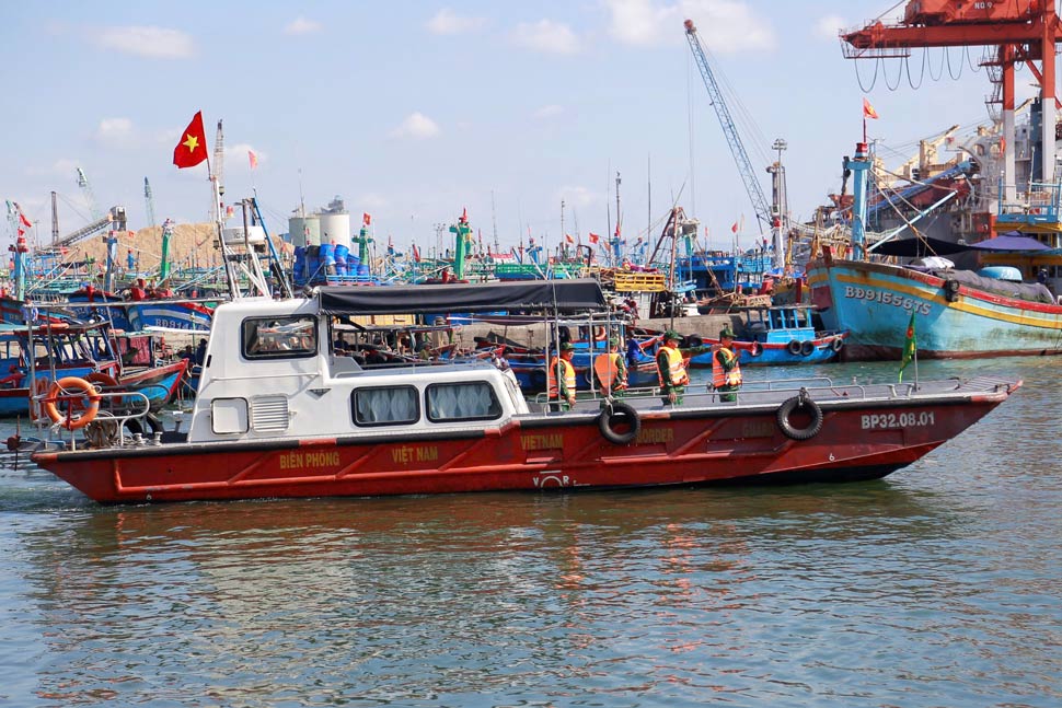 Les gardes-frontieres de la province de Gia Lai appellent les pecheurs a amarrer des bateaux de peche pour abriter la tempete. Photo : Hong An