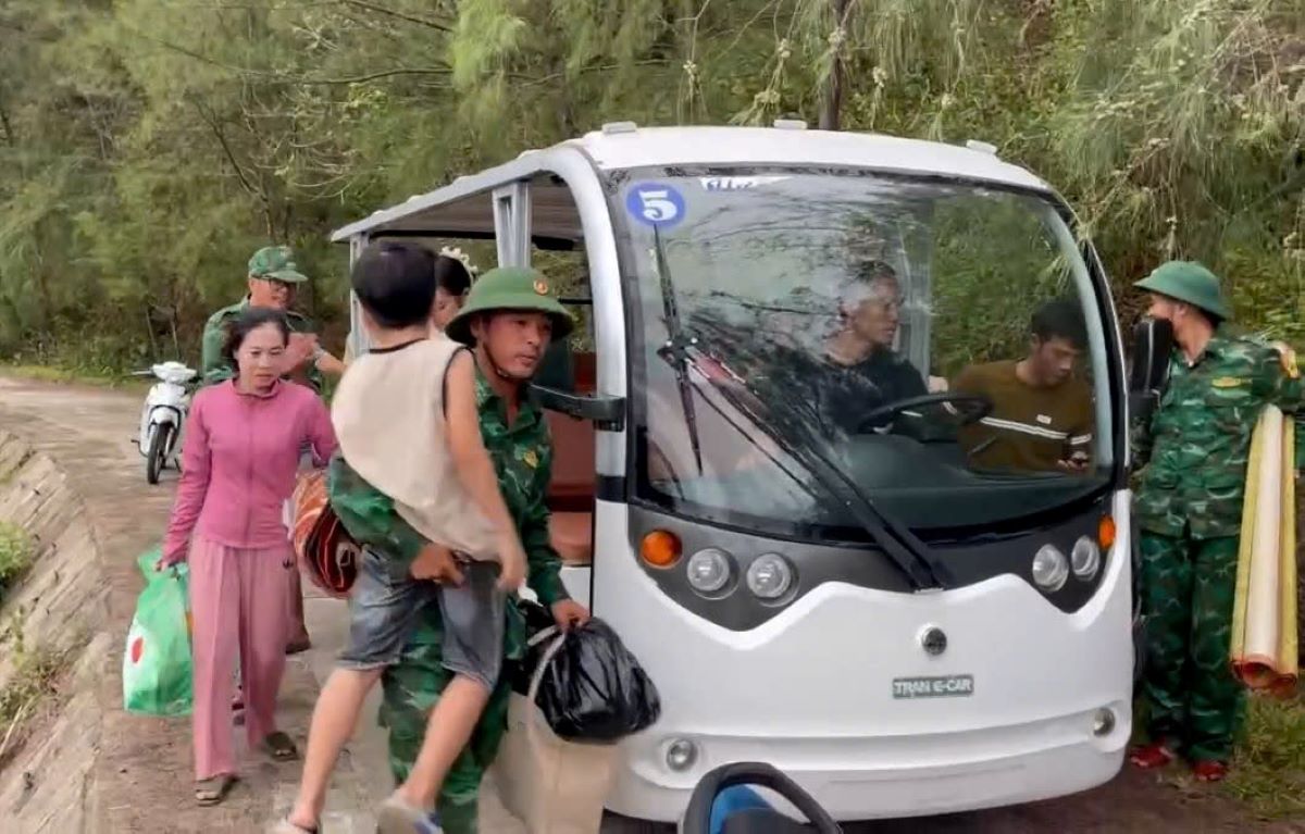 Border Guard forces support the evacuation of people on Con Co island to shelters to prevent storm No. 5. Photo: H.Nguyen